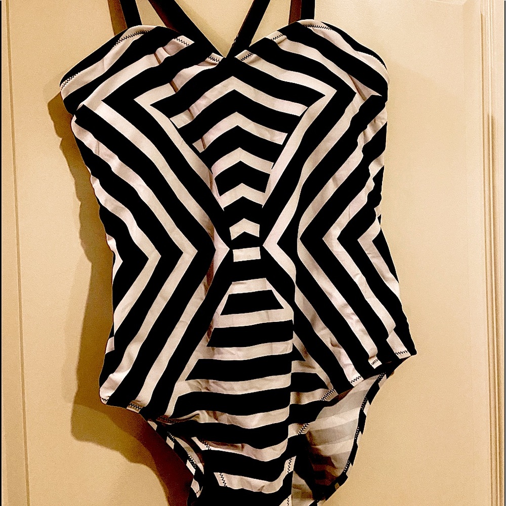 NWOT Black & white one piece flattering pattern.